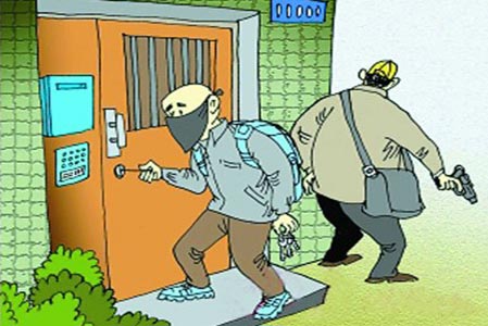 出租屋監控系統記錄小賊破門過程