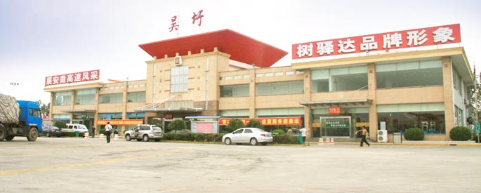 服務區停車場監控抓拍，小賊偷后視鏡全過程